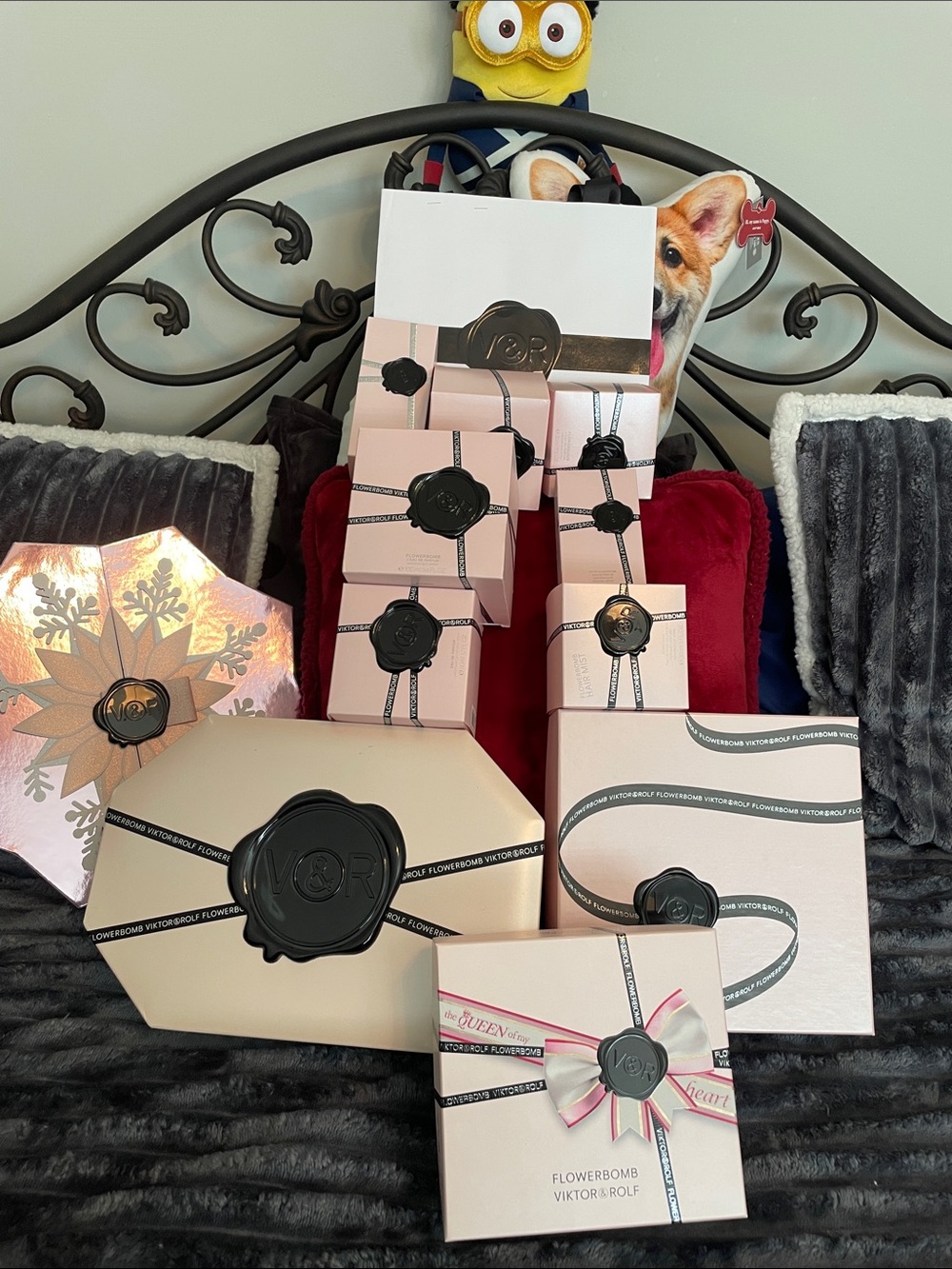 FlowerBomb Pink Gift Box Set with Black Seal Accents